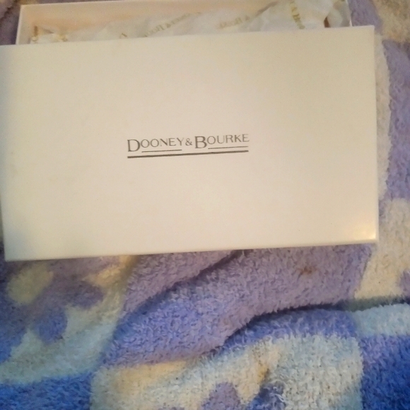 NWT NIB DOONEY AND BOURKE WHITE WALLET - Picture 1 of 9
